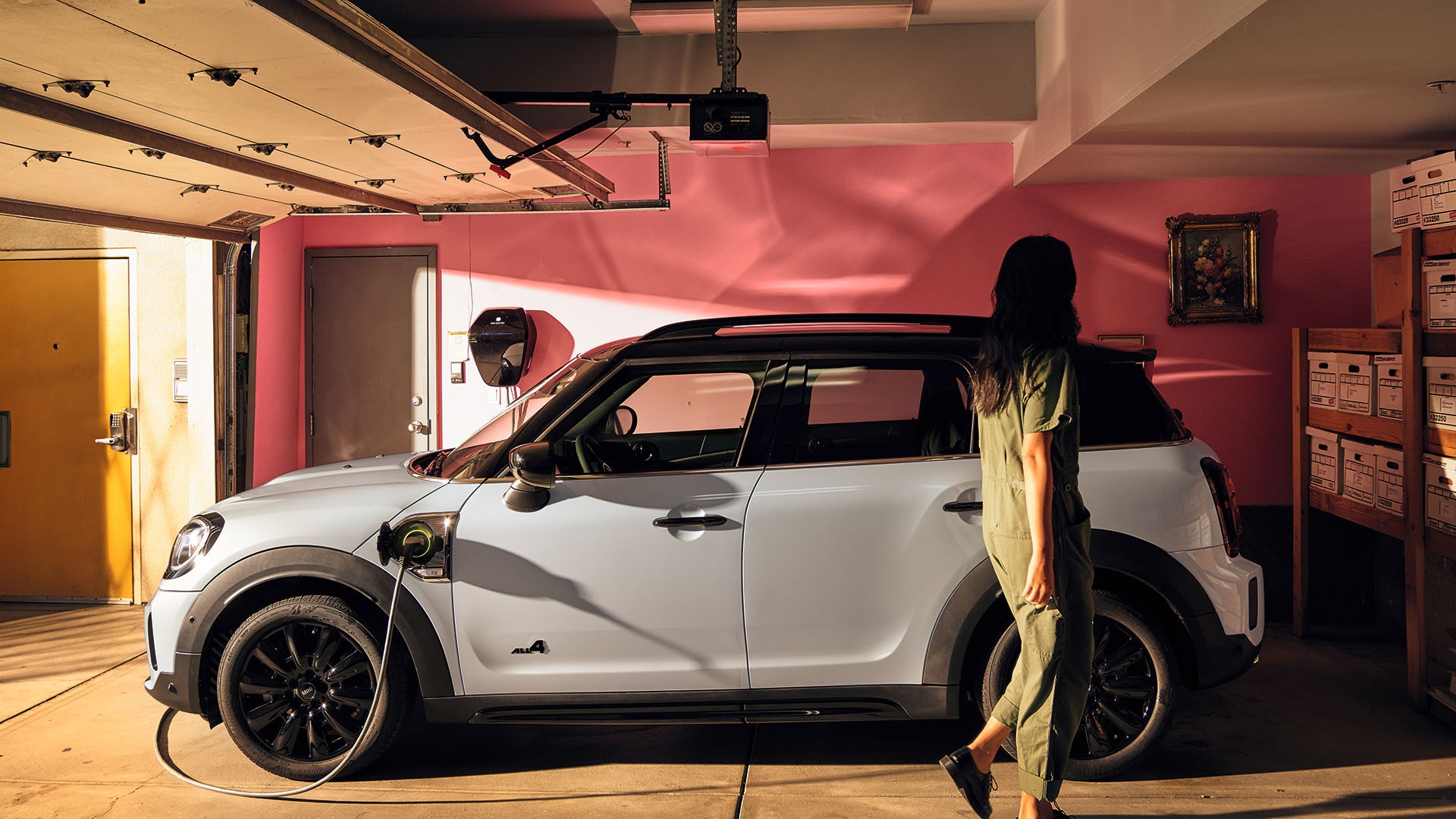The new MINI Crossover PHEV – あなたのMINI PHEVを。お家で充電